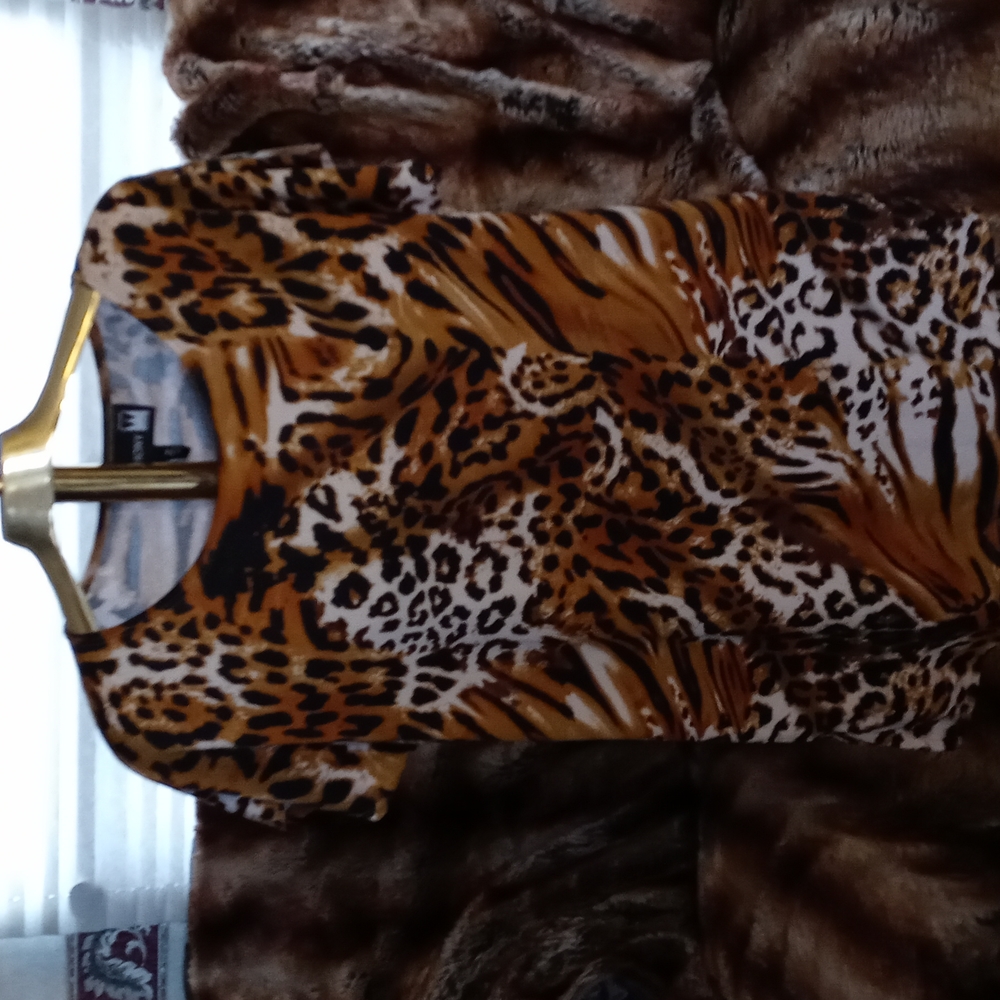 Antthony animal print top size medium